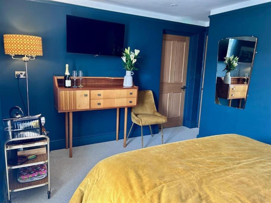 Stylish Retro Hotel Room Above Pub Shepton Mallet Exterior foto