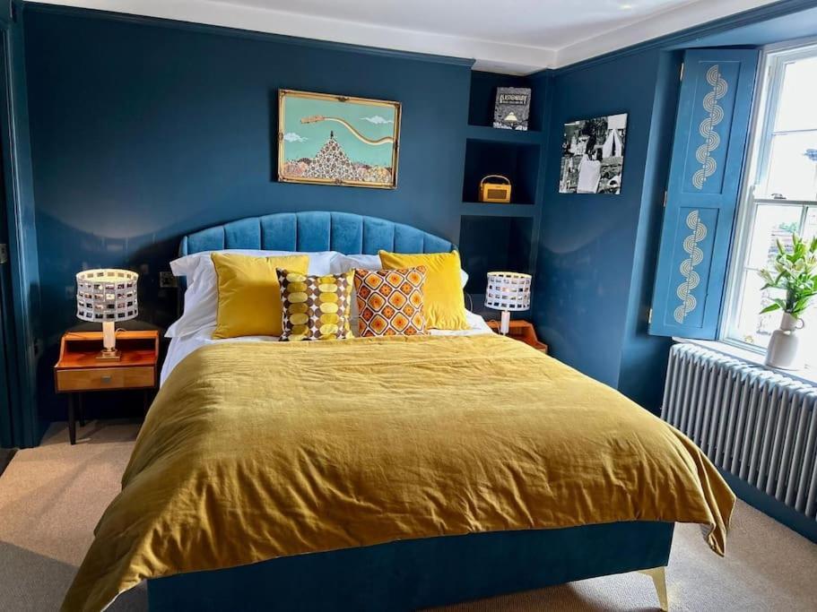 Stylish Retro Hotel Room Above Pub Shepton Mallet Exterior foto